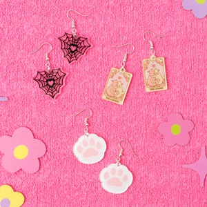 Leuke en grappige oorbellen set van 3, oorbellen tarotliefhebberskaarten, roze pootjes oorbellen, zwarte web-harten oorbellen van BUNNYBOOP