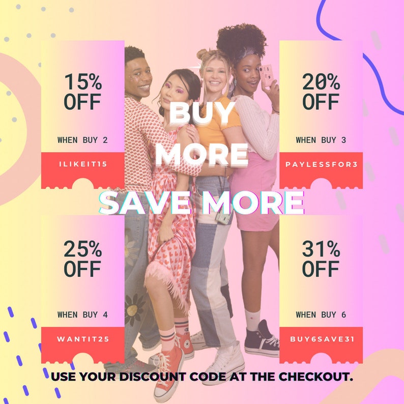 Puede incluir: Un grupo de amigos se para juntos frente a un fondo rosa y amarillo. Todos visten ropa informal y sonr&iacute;en. El texto "BUY MORE SAVE MORE" est&aacute; escrito en letras grandes en el medio de la imagen. Hay cuatro c&oacute;digos de descuento enumerados: "ILIKEIT15", "PAYLESSFOR3", "WANTIT25" y "BUY6SAVE31".