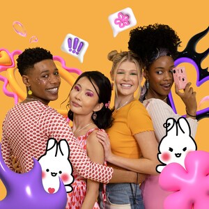 Puede incluir: Cuatro amigos posan para una foto con gr&aacute;ficos de dibujos animados coloridos y emojis. Llevan ropa informal y sonr&iacute;en.