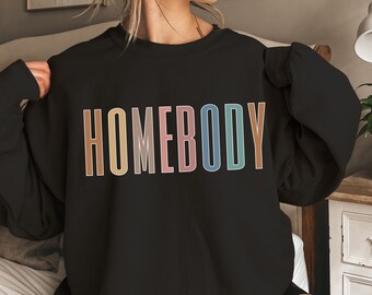 Felpa per casa, regalo carino per lei, regalo girocollo alla moda per lui, camicia scherzosa introversa, pullover divertente slouchy indoorsy, camicia accogliente