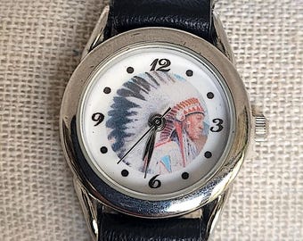 Zegarek ze skóry i koralików z kości z tarczą z motywem wodza Indian