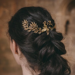 Peineta nupcial con joyería de hojas, perfecto como tocado de boda boho.