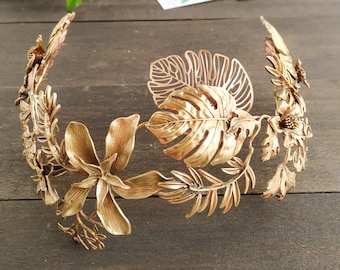 Gold floral wedding tiara, Modern bridal crown boho wedding, Bridal headpiece, Semi bridal wreath, Summer wedding headpiece, Hair jewelry