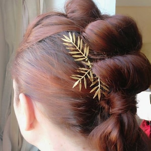 Tocado de invitada de boda con hojas tropicales de golf o plateadas para boda boho, tocado de novia, pasador de pelo de boda minimalista, accesorio de invitada