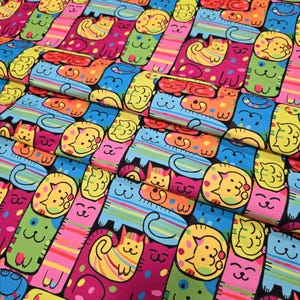 Leuke kleurrijke cartoon kattenstof voor naaien, quilten en knutselen | Grillige dierenprint, helder speels ontwerp voor kattenliefhebbers