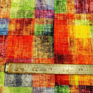 Può includere: Un tessuto colorato con un motivo a quadri in tonalità di rosso, arancione, giallo, verde, blu e viola. Il tessuto ha un aspetto testurizzato, intrecciato ed è perfetto per progetti di artigianato.