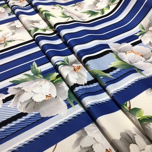 Blauwe stof met bloemenstreep op maat gesneden, witte pioenrozen op marineblauw en blauw gestreept materiaal, ideaal voor naaien, stoffering, knutselen en huisdecoratie