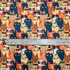 Tela con estampado de gatos coloridos y peculiares para coser, acolchar y manualidades. Patrón de gatito divertido y caprichoso para la decoración del hogar de los amantes de los gatos.