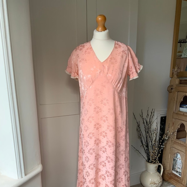 Vintage 1940s Peach Rayon Jacquard Slip Dress Nightgown Floral Design V Neck Lace Edged Sleeves Vintage Lingerie Small UK 8 10