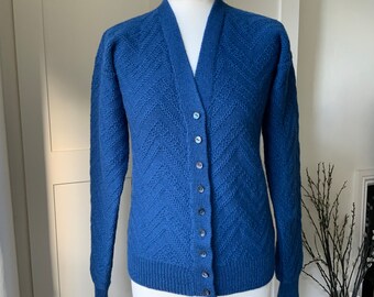 Vintage 1970s Handknitted Pure Wool Cardigan Mid Blue Chevron Ribbed Pattern MOP Buttons Unworn Bust 34 UK Size 10