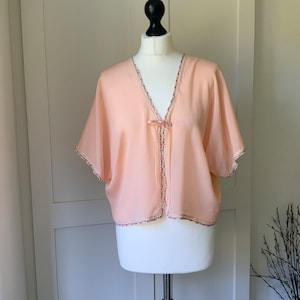 Original Vintage 1930s 1940s Peach Loose Fitting Bolero Bed Jacket Capelet Floral Pink Green Lace Trim Vintage Boudoir Short Kimono Style M