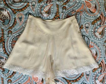 Vintage 1940s Cream Silky Tap Pants French Knickers Lace Trim Unworn S Waist 26 Inches