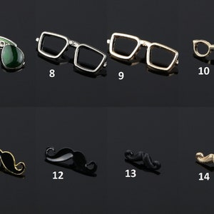 K&ouml;nnte beinhalten: Sortiment von 10 Reversnadeln mit verschiedenen Designs von Brillen und Schnurrb&auml;rten. Die Nadeln sind aus Metall und haben eine goldene oder silberne Oberfl&auml;che. Die Brillen sind in verschiedenen Stilen, darunter rund, quadratisch und Aviator. Die Schnurrb&auml;rte sind in verschiedenen Stilen, darunter Lenker, Bleistift und Chevron.