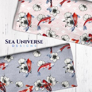 Puede incluir: Dos muestras de tela con un patrón repetido de peces koi rojos y blancos y flores blancas sobre un fondo rosa y gris. El texto "SEA UNIVERSE DESIGNS" está impreso en la tela.