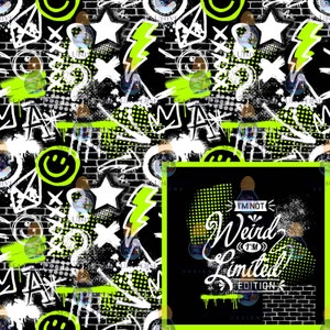 Könnte beinhalten: Ein schwarz-weißes Graffiti-Muster mit neongrünen Akzenten. Das Design umfasst Sterne, Blitze, Fragezeichen und den Text "I'm Not Weird I'm Limited Edition". Der Hintergrund hat eine Backsteinmauer-Textur.