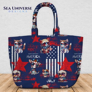 Peut inclure: Un sac fourre-tout bleu avec un motif de drapeau américain rouge, blanc et bleu. Le sac présente des animaux de dessin animé portant des lunettes de soleil et des bandanas. Le texte "Happy Birthday America" et "4th of July" est imprimé sur le sac.