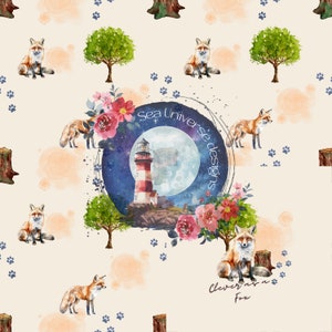 Peut inclure: Un motif sans couture avec des illustrations à l'aquarelle de renards, d'arbres, d'empreintes de pattes et d'un phare avec une pleine lune en arrière-plan. Le texte "Sea Universe Designs" et "Clever as a Fox" est également inclus dans le motif.