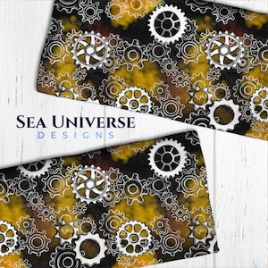 Puede incluir: Dos piezas de tela con un diseño de engranajes steampunk. El diseño presenta engranajes blancos sobre un fondo de pintura de acuarela negra, marrón y amarilla. El texto "SEA UNIVERSE DESIGNS" es visible.