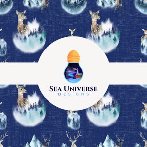 以下が含まれることがあります： 青い背景に白い雪に覆われた山と鹿が描かれたシームレスなパターン。パターンは画像全体に繰り返されます。画像の中央には「SEA UNIVERSE DESIGNS」というテキストが表示されています。