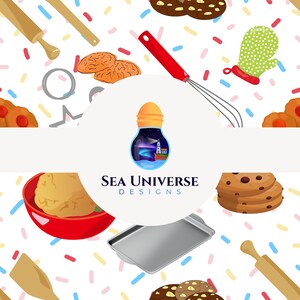 Può includere: Uno sfondo bianco con un cerchio al centro. Il cerchio contiene un'illustrazione blu e bianca di un faro in una bottiglia. Il testo "SEA UNIVERSE DESIGNS" è sotto il cerchio. Lo sfondo è pieno di zuccherini colorati, stampini per biscotti, mattarelli e biscotti.