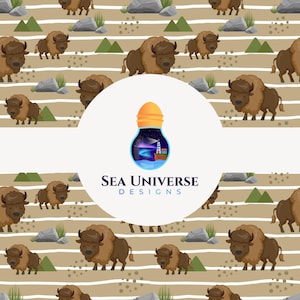 Puede incluir: Un patrón sin costuras que presenta bisontes marrones con rayas blancas sobre un fondo marrón. El patrón incluye triángulos verdes, rocas marrones y hierba verde. El centro del patrón presenta un círculo blanco con un logotipo para "Sea Universe Designs" que representa una bombilla con un cielo nocturno, un faro y un barco en su interior.