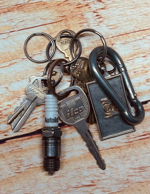 Spark plug keyring outlet