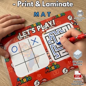 Puede incluir: Una alfombrilla de actividades roja con temática de Super Mario que presenta una cuadrícula de tres en raya y un laberinto. La alfombrilla incluye el texto "LET'S PLAY!" y "SUPER MARIO" con varios gráficos de personajes para juegos.