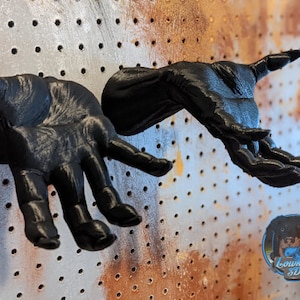 Coppia mano del demone horror a grandezza naturale / mano del diavolo demone dettagliata / stampata in 3D / mano spaventosa e inquietante / decorazione di Halloween gotica / supporto per anelli