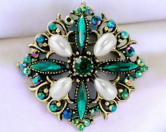 Emerald Pearl Brooch Pin, Elegant Green Rhinestone Jewelry, Formal Pearl Pin, Unique Green Gift for Her Accessory