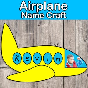 Può includere: Un aereo giallo con il nome "Kevin" scritto in lettere blu. L'aereo ha una finestra blu con la foto di un bambino. Il testo "Airplane Name Craft" è visualizzato nella parte superiore dell'immagine.