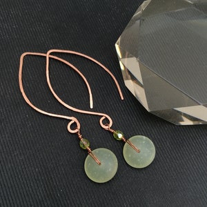 Ohrringe mit Edelstein und Perlen, Geschenk für Kupferhochzeit oder 7. Jahrestag, Wikinger Schmuck, Mittelalterschmuck, minimalistisch Bild 2