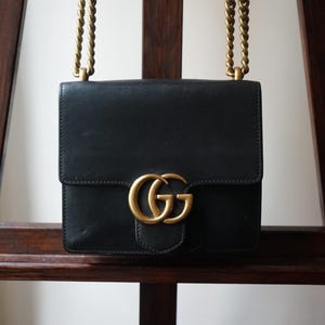 Gucci sac modèle gg marmont chain porté épaule en cuir noir