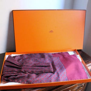 Hermès cache-cou en soie fond bordeaux à motif d'anneaux en métal