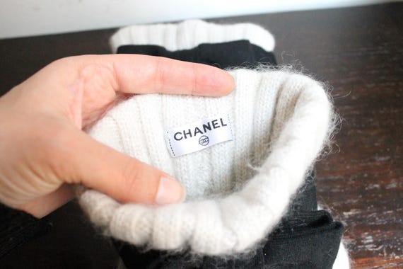 Chanel paire de manchettes en cachemire noir et blanc View 5