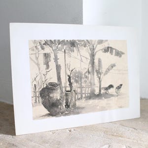 Puede incluir: Dibujo en tinta negra y blanca de un paisaje con árboles, una valla y una maceta grande. El dibujo está sobre un fondo blanco.