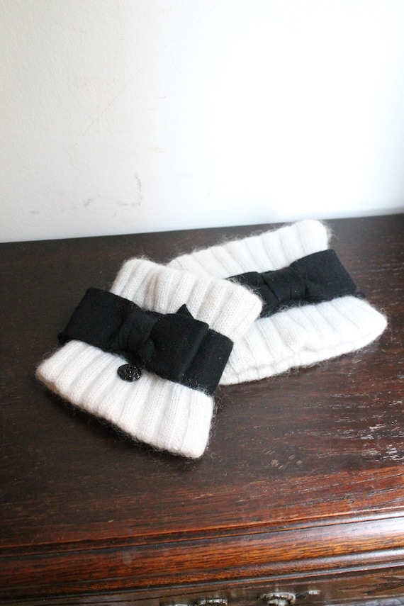Chanel paire de manchettes en cachemire noir et blanc