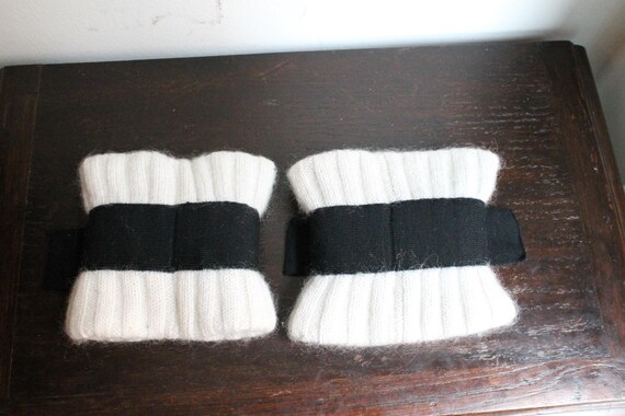 Chanel paire de manchettes en cachemire noir et blanc View 4