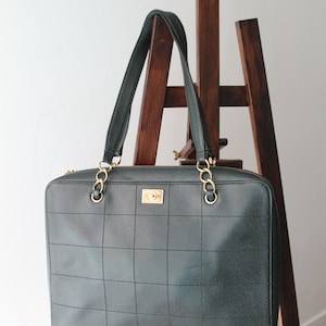 Bolsa de ombro/pasta Chanel em couro caviar