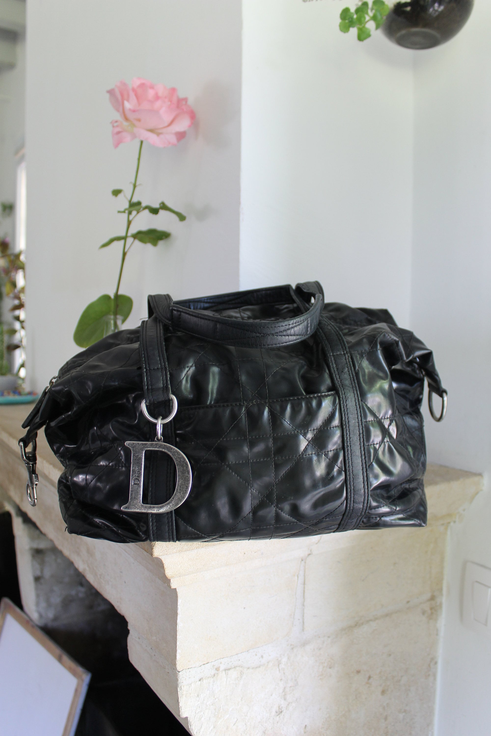 Dior ブラックレザーキルティングバッグ ディオールのブラックパテントレザーとキルティングキャンバスバッグ