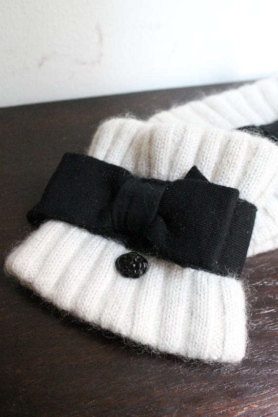 Chanel paire de manchettes en cachemire noir et blanc View 3