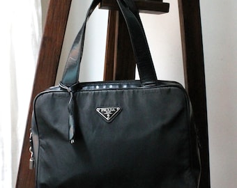 Bolso Prada Re-Edition 1995 en lona y piel charol.