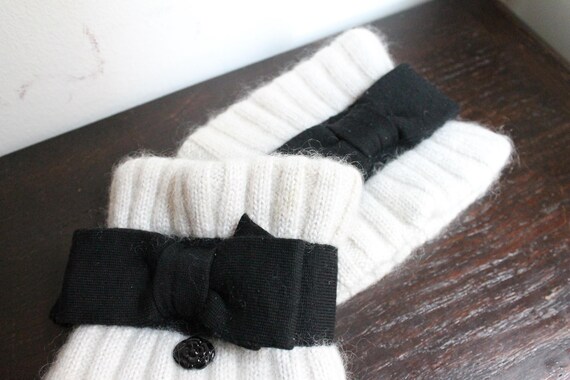 Chanel paire de manchettes en cachemire noir et blanc View 2