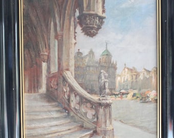 Puede incluir: Una pintura al óleo enmarcada que representa una escalera de piedra que conduce a un patio con vista a un edificio con una aguja. La pintura está en un marco negro con un borde dorado.