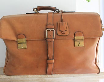 Maleta Gucci - bolso de viaje vintage de piel color camel con llaves y candado.