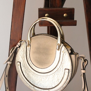 Bolsa Chloé Pixie em couro dourado