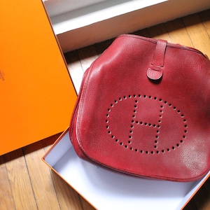 Hermès Handtasche Modell Evelyne (1984) aus burgunderfarbenem Leder