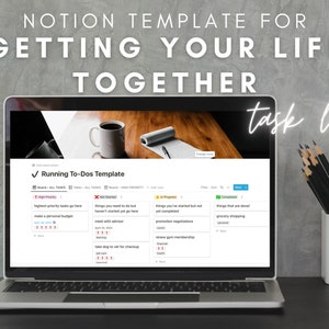 Puede incluir: Una pantalla de computadora portátil que muestra una plantilla de lista de tareas de Notion titulada "Running To-Dos Template". La plantilla está dividida en cuatro columnas: "High Priority", "Not Started", "In Progress" y "Completed". Cada columna contiene una lista de tareas con casillas de verificación.