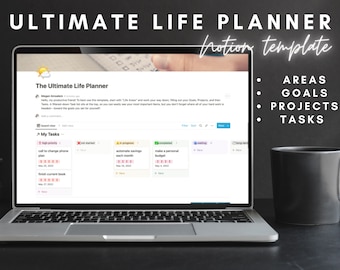Op de afbeelding: Een laptop-scherm met een levens-planner-app met de titel "The Ultimate Life Planner" en een lijst met taken, waaronder "bellen om telefoonabonnement te wijzigen" en "automatisch sparen elke maand". Het scherm toont ook een lijst met gebieden, doelen, projecten en taken. De laptop staat op een donker oppervlak met een zwarte mok.