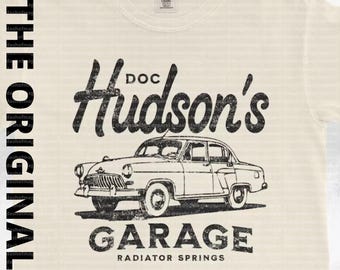 Heizkörper Federn Shirt | Doc Hudson T-Shirt | Herren Disney-Shirt | Doc Hudson T-Shirt | Disney-Hemd für Männer | Cars Land T-Shirt