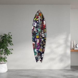 Surfboard Wall Art - Sticker Bomb - Glas Wandkunst – gehärtetes Glas – Wohndekoration – Wanddekoration – Wandskulptur